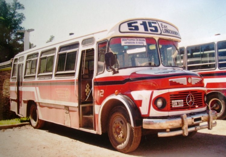 Mercedes-Benz LO 1114 - A.L.A. - Transportes del Sur
C 1130400 - SRM 510
Línea 515 - Interno 12
Uno de los tantos cortes que tuvo la 515 de Longchamps, respetando los clásicos colores rojo-negro-blanco que ya no se verán...
