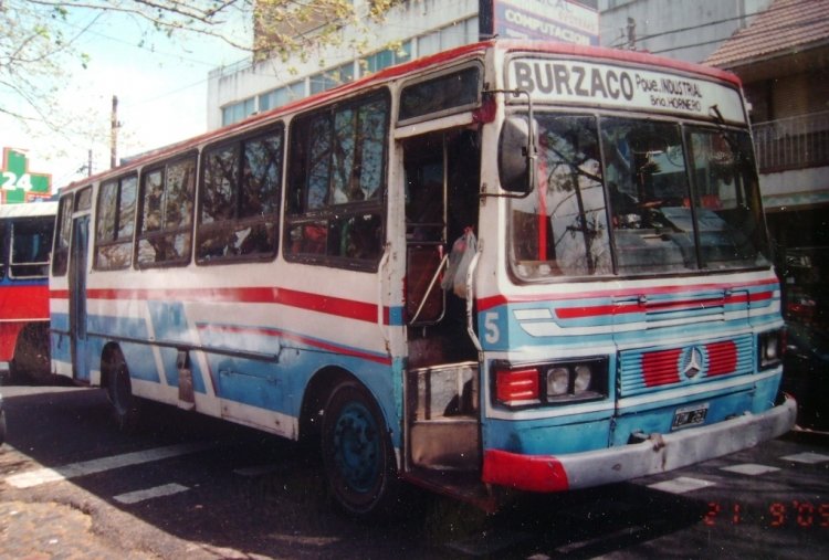 Mercedes-Benz OF 1214 - El Detalle - El Hornero
Otra unidad de la irregular línea al Parque Industrial que luego se convertiría el la 521 de la San Vicente.
