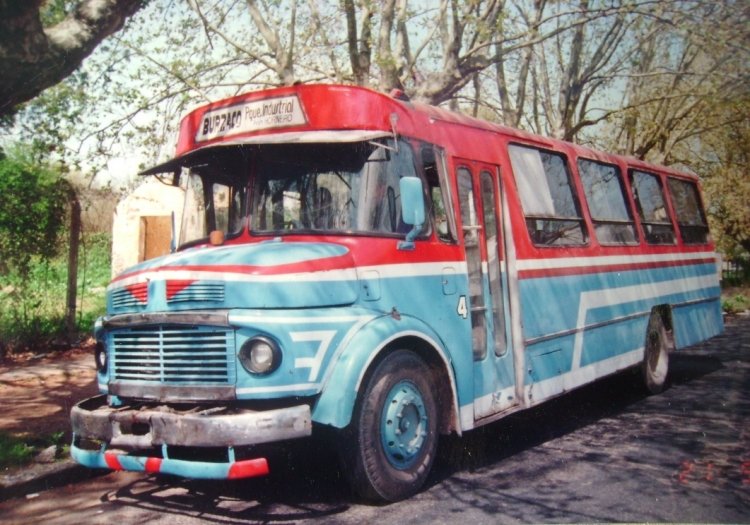 Mercedes-Benz LO 1114 - Bi-Met - El Hornero
Uniendo Burzaco-Longchamps-Parque Industrial, esta línea trucha recorrió las calles hasta que el municipio licitó el piso,
hoy lo tiene la San Vicente
Los que lo tomaban no experimentaron grandes cambios de colores entre una línea y otra.
Ahora, esa 521 debería ser verde. Unidad ex Linea 216.
