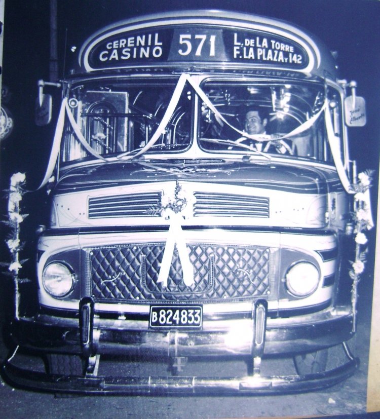 Mercedes-Benz LO 1112 - El Indio - Transporte Ómnibus General Pueyrredón
B 824833
Línea 571 - Interno 10
Hermosa toma frontal del coche 10 de la TOGP, El Indio 1971, en ocasión 
de un casamiento familiar. 
Foto cedida por el ex Presidente de la empresa.
