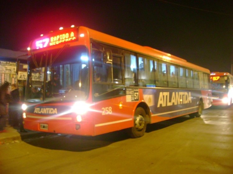 Materfer MD 128 - Atlántida 
Línea 57 - Interno 258
Foto nocturna en Moreno de uno de los tantos Materfer de la Línea 57
