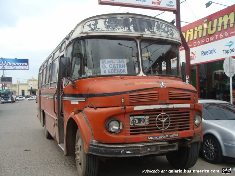 Mercedes-Benz LO 1114 - A.L.A. 
C 1170673 - SZW 208

Línea "G.Catán-Km.35" (Pdo. La Matanza, no autorizada)

Darse una vueltita por el centro de González Catán, observando los servicios mal llamados Truchos que operan allí... es como pegarse un viaje directo al corazón de los ´80... Lleno de 1114, algun OC1214 y El Detalle OA101 1G. Un placer, mas allá de la presentación de las unidades. Aquí, un coche dedicado a Truku...
