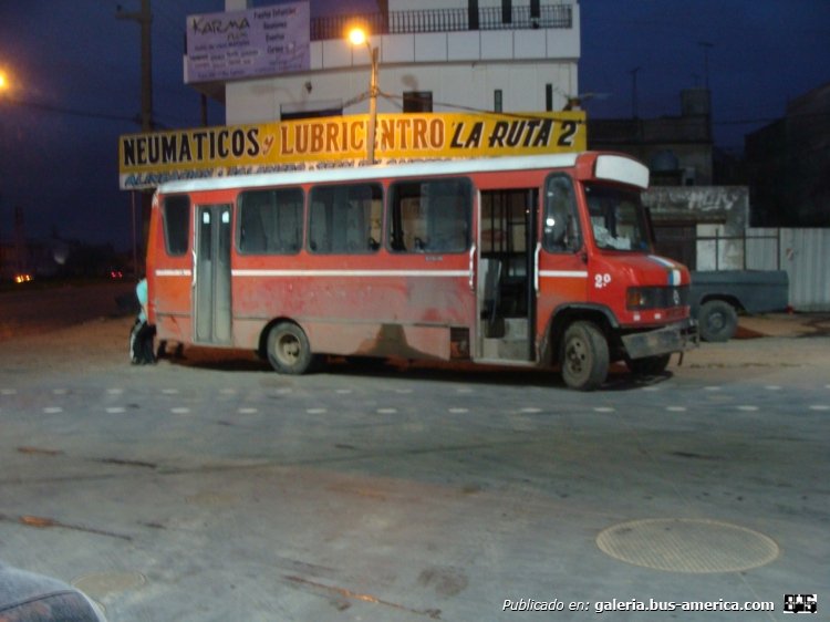 Mercedes-Benz LO 814 - Corwin Bi-Met Ecocor
DLF 083

Línea ¿? (Pdo. La Matanza, no autorizado)

Ingresado en el segundo semestre del año 2000 a la Linea 182, este chiquitín sigue batallando sin muchos cambios en su fisonomía exterior. Tal vez, sea la unidad mas moderna de uno de los Servicios Irregulares de Gonzalez Catán. Y no es el unico: Hay otro BiMet como este que no alcancé a fotografiar.
