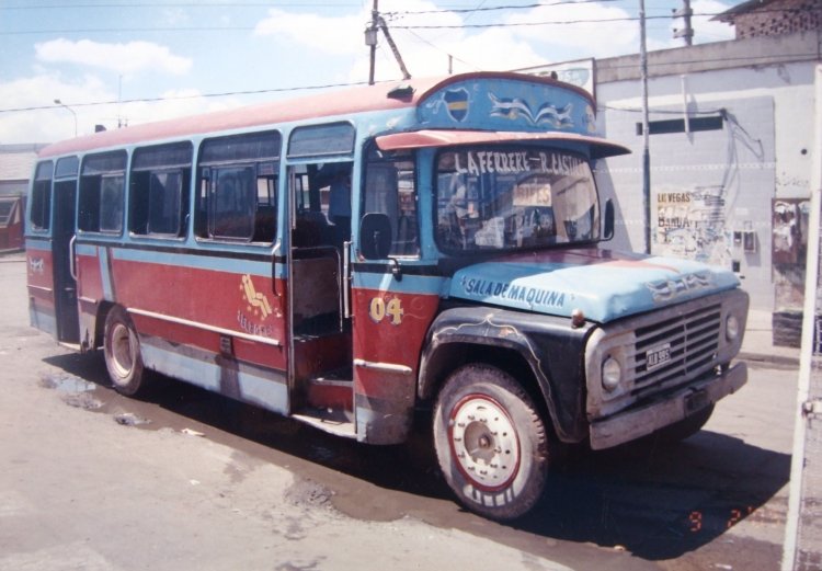 Ford B-7000 - El Indio - Laferrere-Rafael Castillo
ALB 995
Línea 629 - Interno 04
Tremenda sorpresa me causó ver esta unidad en servicio en Febrero de 2005, haciendo el recorrido conocido como "Línea 629", uniendo Rafael Castillo con Laferrere. Y mas sorpresa aún fue la patente de la misma: Alfanumérica, pero del año 1995: O fue reinscripto o es retrucho.
