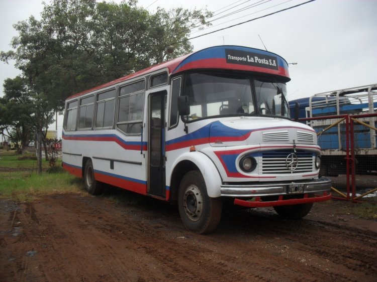 Mercedes-Benz LO 1114 - El Diseño - Transporte La Posta S.A. 
C 1430174 - TNK 186
Sobre Ruta 14, en la Provincia de Corrientes, se encuentra el playón de Transporte La Posta, empresa dedicada al transporte de personal del Establecimiento Yerbatero Las Marías. Entre OF y camiones con carrocería de colectivo, se encontraba este solitario LO 1114, seguramente con pasado en la Linea 60, y radicado aún en Tigre. 
