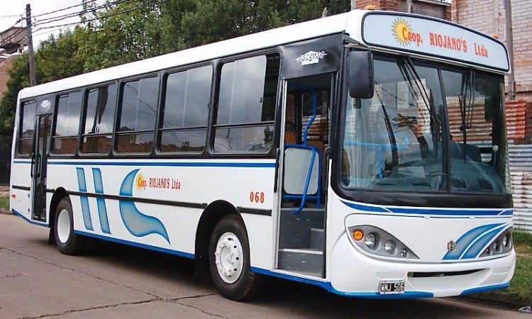 Mercedes-Benz OF 1214 - Bi-Met - Cooperativa Riojano´s
C 1496797 - WMJ 506
Linea 1 - Interno 68
Otro restaurado por BiMet en el año 2003.
Foto: Gentileza de carrocerías Bi-Met
Palabras clave: Cooperativa Riojanos