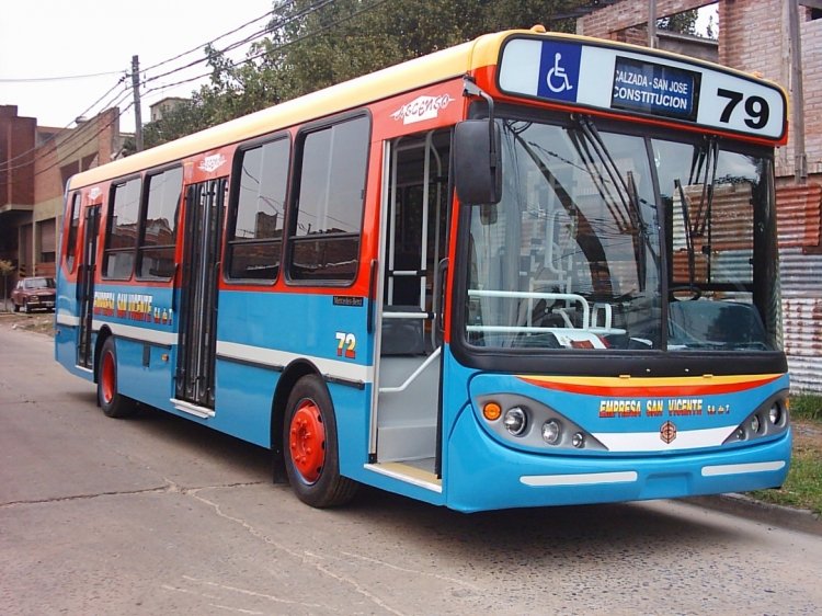 Mercedes-Benz OH 1315 L - Bi-Met - Empresa San Vicente
Línea 79 - Interno 72
Fotografía tomada en la puerta del centro carrocero Corwin, a este 
flamante Bi-Met que se aprontaba a prestar servicios en la Linea 79. 
27 de Agosto de 2005. 
Foto del archivo propio de Bi-Met.
