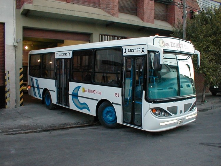 Mercedes-Benz OF 1214 - Bi-Met - Cooperativa Riojano´s
C 1396501 - UCP 035
Linea 1 - Interno 53
Otro restaurado de la Coop. Riojano´s, el int.53. 
Año 2003
Foto: Gentileza de Carrocerias Bi-Met
Palabras clave: Cooperativa Riojanos