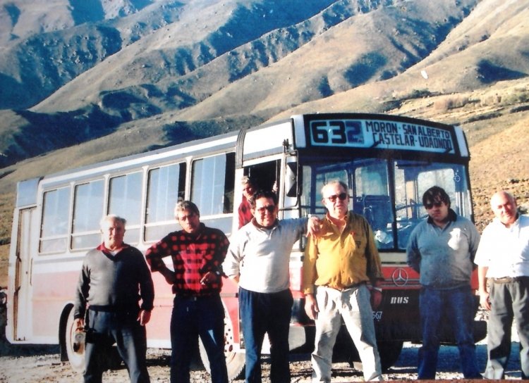 Mercedes-Benz OF 1215 - BUS - Empresa Línea 216
B 2478567 - SRQ 628
Línea 632 - Interno 243
Aquí vemos un Bus Tango pero identificado como Linea 632, en ablande, 
en el año 1992. Esta unidad tuvo una larga vida como interno 243, hasta 
Febrero de 2006, cuando fue reemplazado y renumerado 128. 
Finalmente, al irse de "la 216", recaló en la Jujeña "Figueroa" donde recibió el interno 107.
