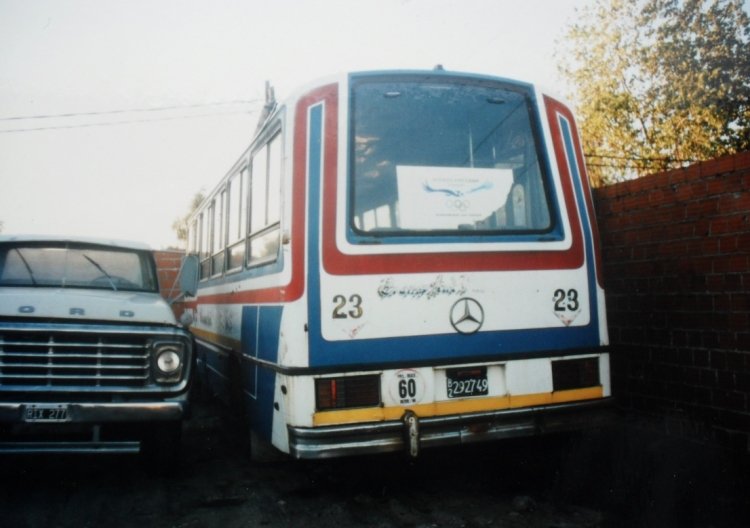 Mercedes-Benz OF 1214 - Crovara - 5 De Diciembre
B 2292749 - XHK 301
Línea 670 - Interno 23
Como dijera thebondis.blogspot en su comentario del 28 de agosto de 2010 
(si... hace 3 años!), en la 670 operada por... coches ex 50, había un Líder. 
Y supongo que es este que encontré en Abril de 2001, frente al predio que la 
Linea 21 tenía en proximidades de Puente La Noria. 
Lamentablemente no lo pude fotografiar de frente ya que no me lo permitía una 
pared que allí había. En la foto se nota claramente la ausencia del nombre "Varela" 
y el interno 23 pintado sobre el anterior tachado. 
Ah, yo creía que era carrocería Crovara. Luego este coche siguió su vida útil en la 
Linea 404, como interno 32. 
