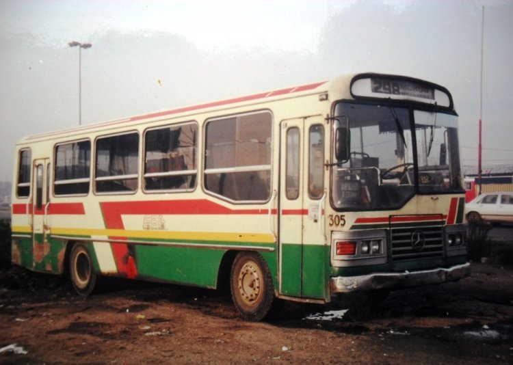 Mercedes-Benz OF 1214 - San Juan - Empresa Bartolomé Mitre
C 1463647 - RFG 894
Línea 298 - Interno 305
Año 2001 en Puente La Noria, un San Juan OF haciendo la espera de 
la linea 298. No pude conseguir la patente de este coche, que podría haber 
sido el ex interno 202 de la Línea 49, según se ve en su torpedo.
