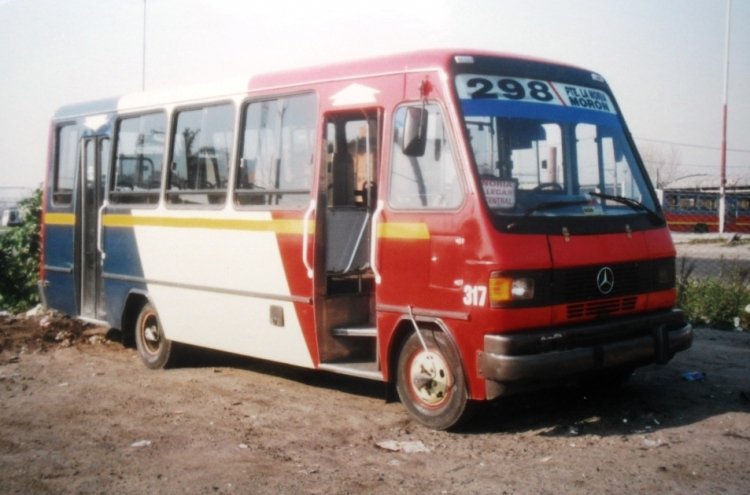 Mercedes-Benz LO 814 - Galicia - La Cabaña
BYG 115
Línea 298 - Interno 317
Y otra vez "Empresa Linea 216" aportando, indirectamente, coches a 
la línea 298: Esta vez, "La Cabaña" debió recurrir a coches de varias 
empresas para poder cubrir el piso de la linea 298, adquirido a mediados 
de 2001 tras la caída de EBM. Hubo coches pintados con los colores de la 
33, 46, 740, 216 y enteramente blancos. Los de la 740 luego quedaron en 
la empresa. Los chiquitines de la "216" no. 
Este fue a parar a la Linea 552 como interno 14, donde terminó sus días 
arrumbado en el fondo del playón de la hoy inexistente empresa. (Ex Linea 386 Interno 121)
