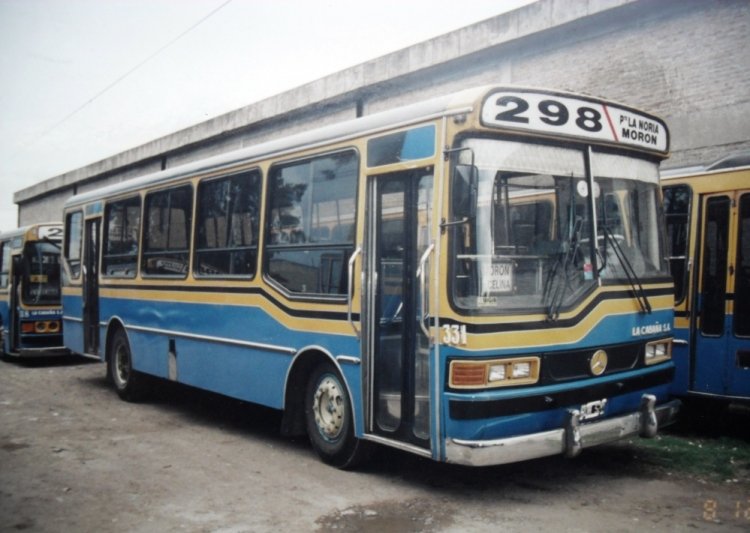 Mercedes-Benz OH 1320 - ALASA - La Cabaña
B 2561760 - ROB 520
Línea 298 - Interno 331
Cuando llegó su reemplazo, en Febrero de 2006, esta unidad "creció" tres números
para convertirse en el 334
Foto, en la cabecera de la línea 55
