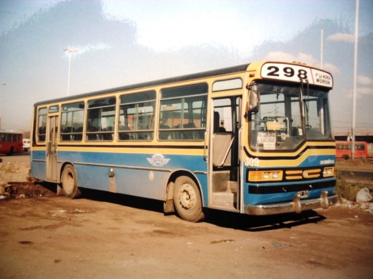Mercedes-Benz OH 1320 - Ugarte - La Cabaña
BPX 802
Línea 298 - Interno 309
Si bien la incorporación de la Linea 298 a "La Cabaña" data de 2001, 
aún en 2003 la cartelera de los coches de esta linea seguía siendo "fija", 
sin poder intercambiarse los coches con otras lineas del grupo. 
Hoy en día, todas las lineas de "La Cabaña" poseen los números de línea 
en rodillo para poder pasar los coches entre si.


