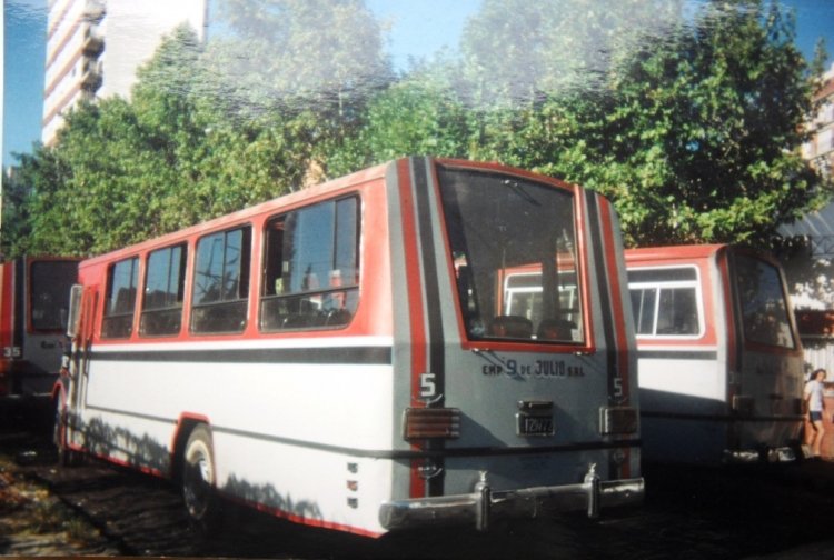 Mercedes-Benz LO 1114 - Bi-Met - 9 de Julio
B 2129772
Línea 299 - Interno 5
Este Bi-Met tiene una historia particular. Ingresó a la empresa y circuló 
con los colores de su antecesora, "Linea 216", donde fuera el interno 61 
de la Linea 269. En la 299 primero fue 5, lo pintaron de gris y siguió siendo 5 
(foto de Marzo de 1997) y luego lo renumeraron 41. Al ser dado de baja de la 
Linea 299 pasó a formar parte de la flota de un servicio irregular que unía la 
Estación de Burzaco con el Parque Industrial (hoy Linea 521 de la San Vicente), 
donde fue el interno 4.

http://galeria.bus-america.com/displayimage.php?pos=-27718
http://galeria.bus-america.com/displayimage.php?pos=-27719
