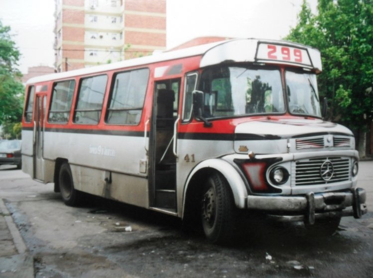 Mercedes-Benz LO 1114 - Bi-Met - 9 de Julio
B 2129772
Línea 299 - Interno 41
4 años después de la foto anterior, así lucía el ex interno 5 de la 299, 
ex ex interno 61 de la 216. Ya visiblemente deteriorado, se encaminaba 
a su nuevo destino: La linea irregular del Parque Industrial de Burzaco.
http://galeria.bus-america.com/displayimage.php?pos=-27717
http://galeria.bus-america.com/displayimage.php?pos=-27718
