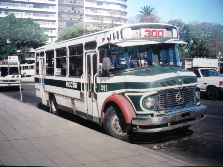 Mercedes-Benz LO 1114 - MOQSA 4/85 - Micro Ómnibus Quilmes S.A.
B 2044965
Línea 300 - Interno 200
En el Luna Park, esta unidad creo que hacía de "Oficina de espera" de los 
choferes de la 159. Justamente, fue el interno 96 en esa linea. Y luego pasó 
a "La Perlita" cuando esta se hizo cargo en 2003 de las Lineas 288 y 503 ex 
"Mariano Moreno", donde siguió circulando unos años mas como interno 75.
