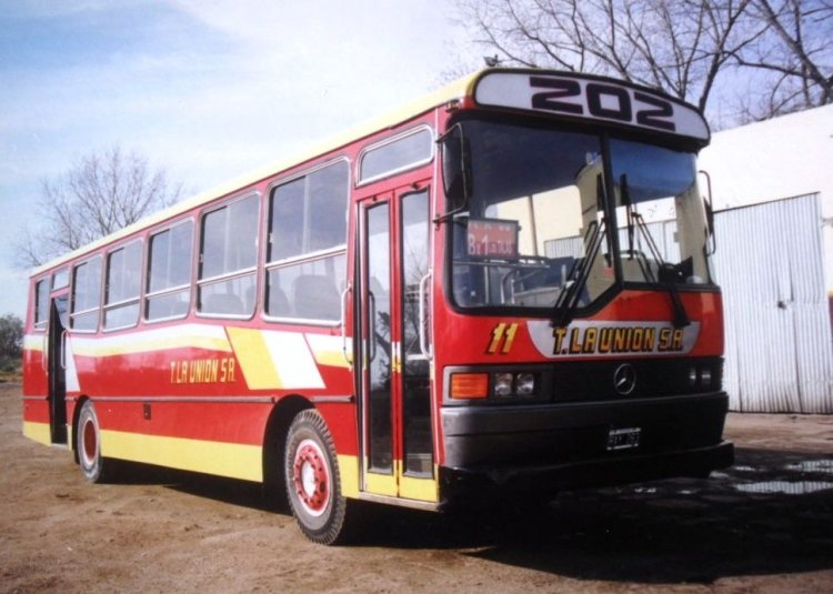 Mercedes-Benz OH 1314 - Bi-Col - T. La Unión
Línea 202 - Interno 11
Ya hay fotos de este coche en la pagina, de diversas épocas y con distintos cortes.
Así estaba en Junio de 1998.
