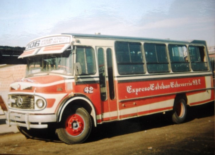 Mercedes-Benz LO 1114 - Supercar C12/4 - Expreso Esteban Echeverría
B 1990046
Línea 306 - Interno 42
En las dársenas de Puente La Noria fue tomada esta foto, en el año 1996, 
de este Supercar haciendo la espera.
