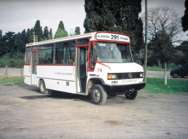 Mercedes-Benz LO 814 - Ei-Var - La Central de Escobar
CZO 329
Línea 291 - Interno 79
Corría el año 2002 y Pilar estaba convulsionado por la caida de la San José. 
La Central de Escobar se quedaba con uno de los recorridos de la Linea 502 
y debía fortalecer su flota. De este modo, aparecieron unidades usadas que 
fueron puestas en servicio, en el apuro, tal cual llegaron a la empresa.
