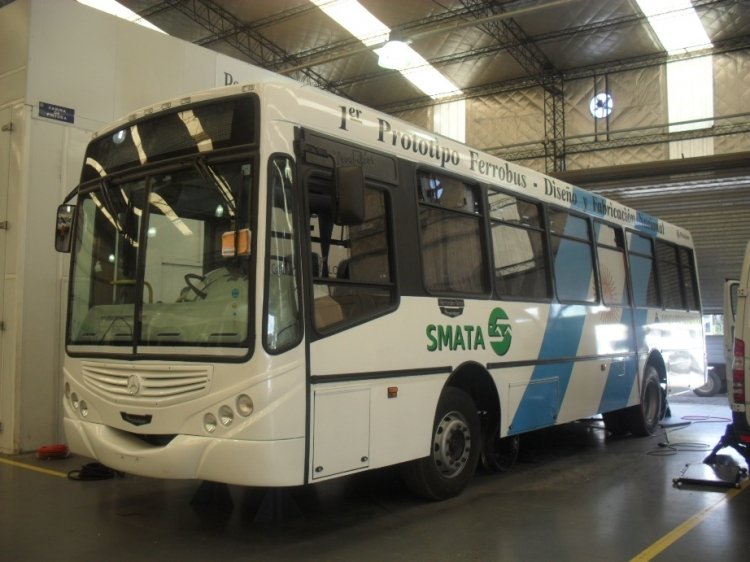 Mercedes-Benz OF 1418 - Metalpar - S.M.A.T.A.
Prototipo de Ferrobus, vean las ruedas para andar sobre rieles bajo el chasis.
Foto hoy 21/02/2012 en Colcam Moreno
Palabras clave: Ferrobus smata
