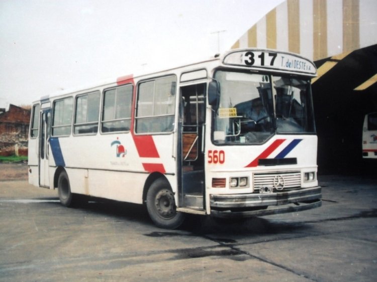 Mercedes-Benz OF1214 - Crovara - Transporte del Oeste
C 1499286 - SUI 290
Línea 317 - Interno 560
Últimas épocas de Transporte del Oeste. 
Un refuerzo llegado de la rosarina "25 de Mayo". 
Terminal de Morón. 
