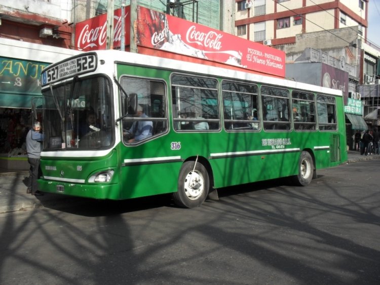 Mercedes-Benz OH 1115 L - Ugarte - El Urbano S.R.L.
EBS 674
Línea 527 - Interno 316
Otra de las unidades aportadas por M.O. 45 S.A. a la linea 522/527, 
que ahora explota en soledad. 
Aún conviven unidades blancas renumeradas en la centena del 300. 
Este coche fue el interno 25 de la Linea 70 y anteriormente el 24 de la Linea 68.
