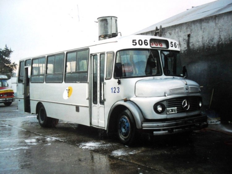 Mercedes-Benz LO 1114 - El Detalle - U.T.E. 506-561
B 2102528 - TQM 678
Línea 506 - Interno 123
Poquito tiempo antes de la creación del SUT, se unieron la 506 y la 561.
