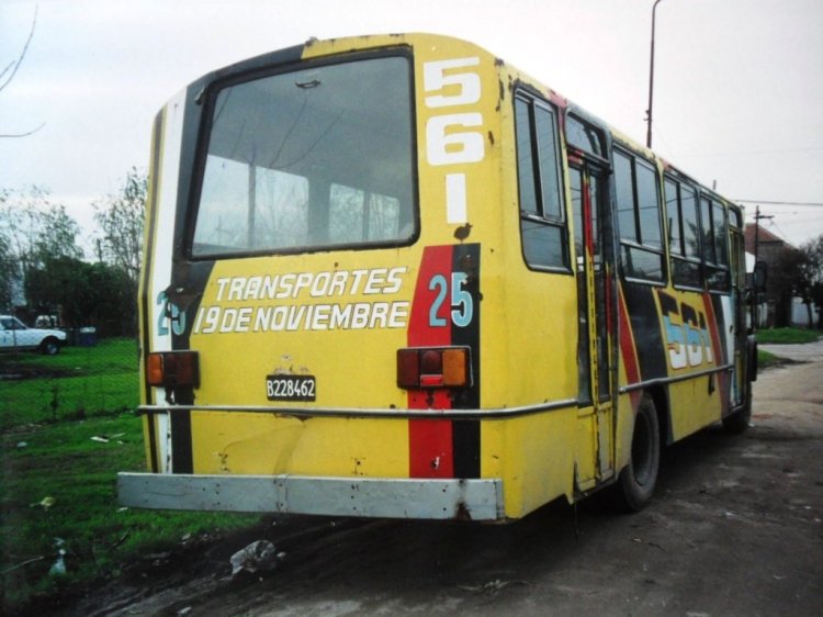 Mercedes-Benz LO 1114 - Crovara - 19 de Noviembre
B 228462
Línea 561 - Interno 25
A los patentólogos o a los platenses históricos, me desconcierta la patente de este coche
con esta carrocería ochentosa. O es recarrozado o es re...truchado! Al momento de la foto no estaba en servicio.
Junio de 1998.
