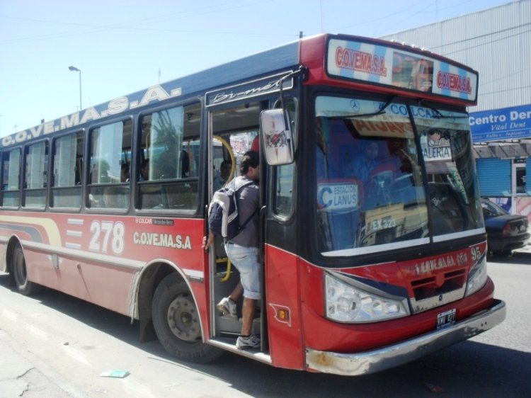 Mercedes-Benz OF 1418 - BI-MET - C.O.VE.MA.S.A.
Línea 278 - Interno 95
Un Bi-Met de la COVEMASA con ploteado en el parabrisas ex323, en referencia  a la linea 323 que explotara La Perla. Pero el recorrido C al que esta afectada la unidad es el ex P de la Linea 266.
Palabras clave: CO.VE.MA.SA.