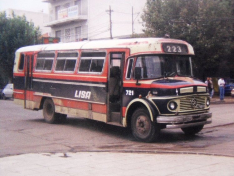Mercedes-Benz LO 1114 - La Nueva Estrella - La Independencia
Línea 223 - Interno 721
Primeros y efímeros tiempos de la Linea 223, en el año 1997.
Ex linea 743, luego pasó a La Primera de Grand Bourg que nunca la explotó con su numero verdadero,
haciendolo bajo el número 315. San Miguel, 1997
