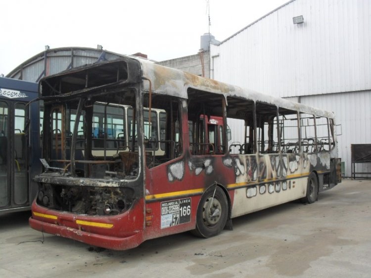 Mercedes-Benz OH 1315 L - Bi-Met - Línea 216
Línea 166 - Interno 57
Así quedó este Bi-Met de la 166, incendiado. 
Lo reemplazó un Ugarte usado proveniente de la Línea 118.
