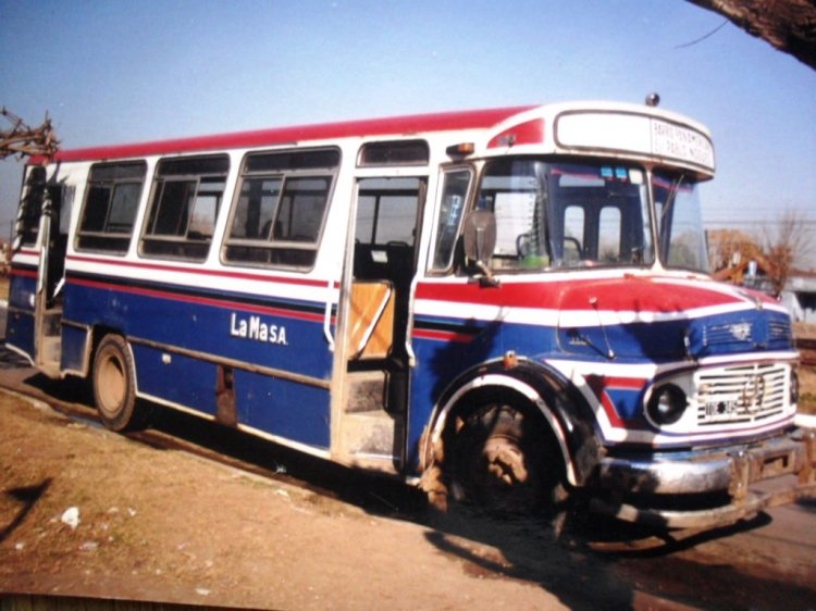 Mercedes-Benz LO 1114 - Bi-Met - La Ma S.A.
B 2174511 - TOE 345
Como verán, la sigla de esta linea irregular, leída de corrido, es La Masa!!!.
En Junio de 1999 unía el Barrio Panamericano con la Estación de Pablo Nogués, con esta unidad ex interno 61 de la 130, Ex Ex Interno 365 de la 269, y original Linea 632 Int.270
