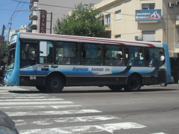 Agrale MT 12 - Metalpar - Expreso Lomas S.A.
A los coches ex 71 que andan dando vueltas, con su librea original, en la 176, ahora hay que sumarle este del Expreso Lomas.
Palabras clave: metalpar
