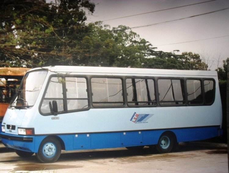 Mercedes-Benz LO 814 - San Miguel - Empresa Libertador San Martín
Líneas 327 - 336 - 392 - 501
Rarisima (y por supuesto, inedita) librea de la "Empresa Libertador San Martín", de Merlo, allá por 1999. De más esta decir que este coche jamás circuló en las Líneas 501/336/392/327, no pudiendo tampoco saber su posterior destino. 
La foto fue cedida por Colcam, con lo cual tampoco tengo datos de la patente del mismo.

