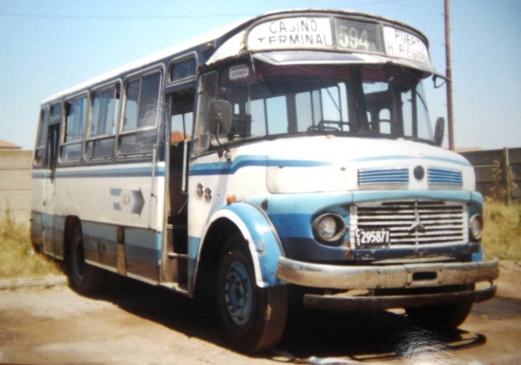 Mercedes-Benz LO 1114 - La Favorita - M.O.L.M.
C 1295871
Línea 594 - Interno 33
"La Marplatense" no fue usual compradora de productos 
La Favorita en la ultima parte de la década del 80. La presencia 
de Crovara y El Indio era mucho más fuerte. 
En este caso, este coche vino de segunda mano proveniente de 
la porteña Linea 17 donde fuera el interno 33. 
Predio de la empresa, 6 de enero de 1999
