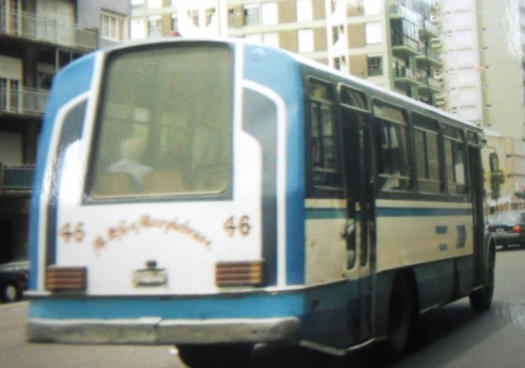 Mercedes-Benz LO 1114 - Crovara - M.O.L.M.
B.2148447
Línea 591 - Interno 46
Crovara vistió una buena cantidad de unidades de "La Marplatense" 
en la segunda parte de la década del ´80. Y la mayoría salió con este 
corte de pintura en la culata, característico de la carrocera. 
Aquí circulando por Avenida Luro sentido hacia el mar, en Enero de 1998.
