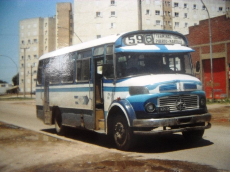 Mercedes-Benz LO 1114 - El Indio - M.O.L.M.
B 2169916
Línea 596 - Interno 24
Para agarrar a esta línea había que ir al puerto o al Hospital Interzonal, 
ya que no ingresaba al centro. Aquí, pasando el hospital camino a la EG3 
de la TOGP ubicada en Av.180, el 4 de Enero de 1999
