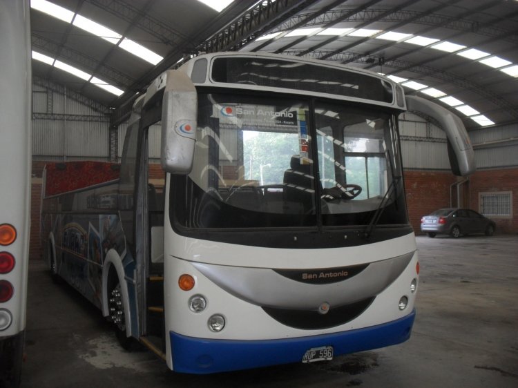 Zanello - Bi-Met - El Rápido Del Sud
B 2255575 - RUP 596
Este moderno ómnibus, sin techo y preparado para turismo, recarrozado por San Antonio, es en realidad de 1988, y en su vida útil fue el interno 101, de la Montemar, foto que subí hace un ratito.

http://galeria.bus-america.com/displayimage.php?pos=-23878
Palabras clave: El Rapido