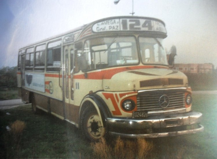 Mercedes-Benz LO 1114 - Crovara - Devoto S.A.
B 2024826
Línea 124 - Interno 11
Otra imagen de un Crovara en la 124, adquirido en el año 1985 
pero ya repintado con el esquema adoptado a partir de la llegada 
de los primeros frontales OH. 
La foto también esta tomada en el predio de la UTA en Merlo (GBA) en 1995.
