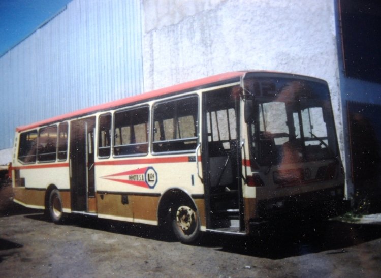 El Detalle OA 101 - El Detalle - Devoto S.A.
C 1598117 - WKL 473
Línea 124 - Interno 1
Esta foto no recuerdo cundo la tomé. Lo seguro es que ya la 124 
estaba caducada, y la unidad reposando al costado del predio que 
tenía la Linea 175 (TAPSA) en la Avenida Marquez (cuando se separó 
de la 252, y en el que llegó al fin de sus días), en el Pdo. de Tres de 
Febrero, antes de llegar a la rotonda de Ruta 8.
