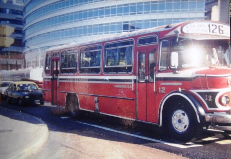 Mercedes-Benz LO 1114 - El Diseño - Cárdenas S.A.
C 1191407 - UKH 260
Línea 126 - Interno 12
Una de mis primeras fotos, tomada en Puerto Madero en 1996. 
Este coche llegó presumiblemente a la 126 en los primeros meses 
de 1987, proveniente de la porteña Linea 68, donde fuera el interno 
9 hasta el 2 de febrero de ese 1987. Y duró hasta muy poquito tiempo 
después de la foto: El 19 de diciembre de 1996 ya se encontraba en 
Colcam Moreno despintado y para vender. 
Fue reemplazado por un Eivar 0km.
