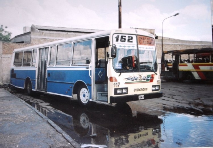 El Detalle OA 101 - El Detalle - Empresa Bartolomé Mitre
B 2615926 - WUY 106
Línea 162 - Interno 117
Mas de los bellamente presentados ex COTO-Bus al servicio de la 162. 
Atrás, un EBM original quemado...
