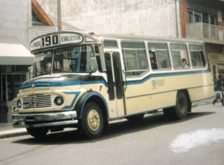 Mercedes-Benz LO 1114 - El Diseño MBLO 1114-483-003 - Empresa General Manuel Belgrano
A 068235
Línea 190 - Interno 7
La 190, allá por 1997, en el centro de San Martín.
