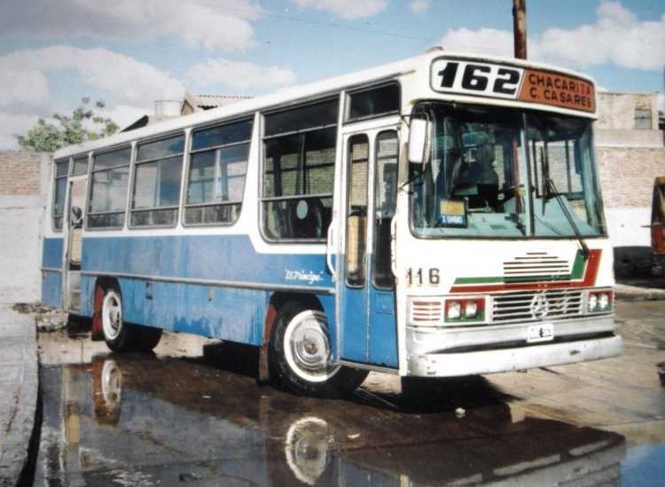 Mercedes-Benz OF 1214 - Ei-Var - Empresa Bartolomé Mitre
R 032914 - WME 563
Línea 162 - Interno 116
Foto tomada en el playón de la Línea 162 en Carlos Casares,
en Octubre de 2002.

