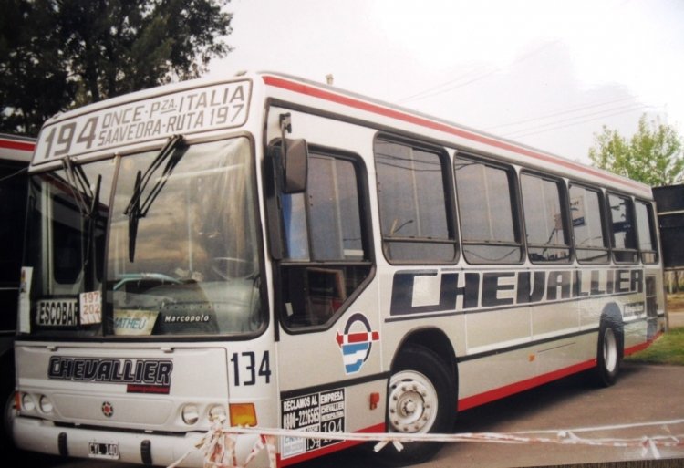 Mercedes-Benz OH 1621 - Marcopolo - Chevallier Metropolitana
CYL 140
Línea 194 - Interno 134
Los comienzos de la operación de La Nueva Metropol a cargo de 
la Línea 194, fueron con estos coches que respetaron en gran parte 
la librea de la anterior prestataria. Lamentablemente, con el tiempo 
se convirtió en lo que hoy es.
