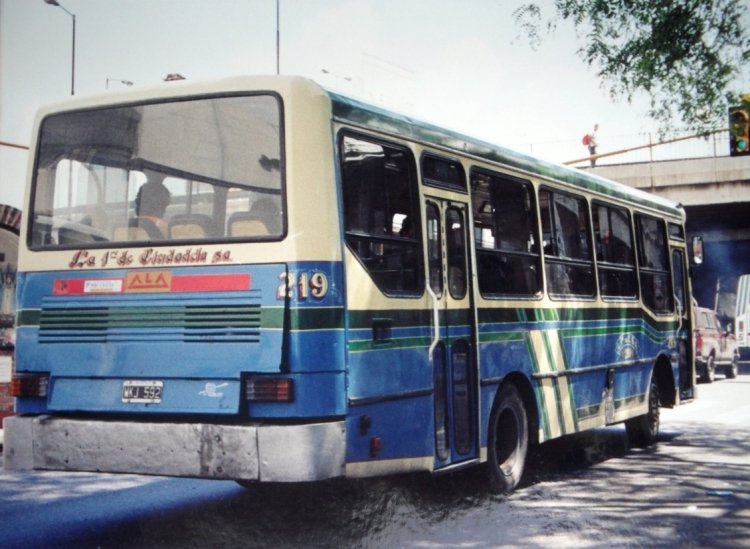 Mercedes-Benz OH 1314 - ALA (PriMa) - Empresa Bartolomé Mitre
C 1469003 - WKJ 592
Si lo veías de atrás, bien podrías pensar "¿Un 289 por Avenida 
Rivadavia, en Liniers?"... No! El interno 219 de la 162, que en el 
apuro por salir a trabajar solo fue provisto de la cartelera y la pintura 
de la trompa. Ni siquiera sacar el nombre de la anterior prestataria. 
Tiempos caóticos, aquellos 2002. Particularmente este coche tuvo 
una larga trayectoria: Nace como 9 de la porteña 107. Luego recae 
en "La Verde" del Marcado Central donde es numerado 01. Sigue como 
19 de la Linea 289 y en 2002 este paso por la 162. Pero su historia no 
se detuvo. De la EBM se fue para Moreno, a seguir recorriendo calles 
bajo los colores de la Mutual El Colmenar, donde fuera el interno 29...

http://galeria.bus-america.com/displayimage.php?pos=-28279
