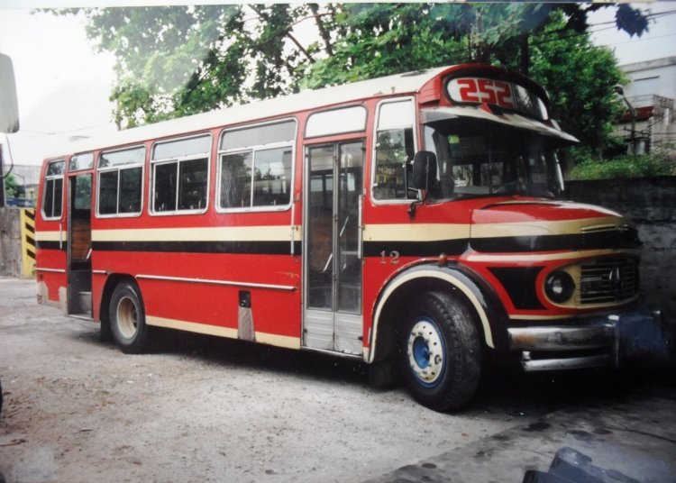 Mercedes-Benz LO 1114 - El Indio - Transportes José Hernández
B 2213602 - VZR 110
Linea 252 Interno 12
Foto de Noviembre de 2002, de este coche que tuvo larga vida en la 252. 
Antes de ser el coche 12 fue el 30, y aún antes fue el 21 de la Linea 175.
