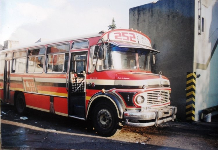 Mercedes-Benz LO 1114 - ALA (PriMa) - Transportes José Hernández
B 2213449 - VZR 122
Línea 252 - Interno 23
Ala carrozado en 1998, que llegó a la 252 luego de un paso por la 175 
TAPSA como interno 7. Foto de Mayo de 2000, en la empresa.
