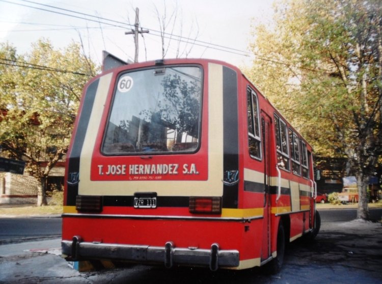 Mercedes-Benz LO 1114 - San Juan - Transportes José Hernández
B 2213604 - VZR 111
Línea 252 - Interno 17
Otra foto tomada en la vieja empresa de la esquina en San Martín. 
A este San Juan que provino de la 175 cuando era manejada por "TJH".

http://galeria.bus-america.com/displayimage.php?pos=-28496
